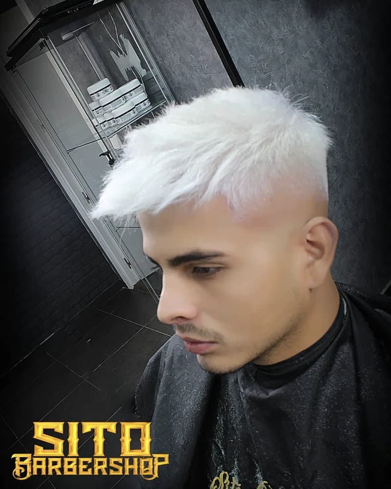 Cliente con el pelo decolorado a platino y degradado a piel, hecho en Sito Barbershop